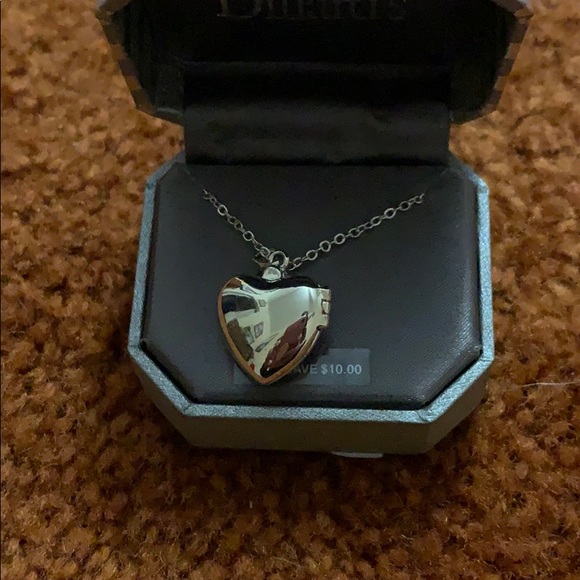🆕 Dillard’s Heart Locket Necklace - Picture 5 of 6